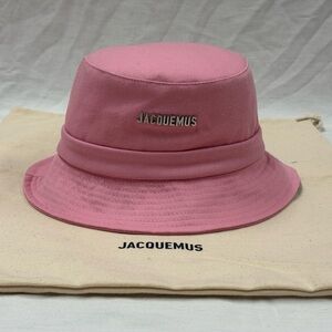 JACQUEMUS LIGHT PINK LE BOB GADJO BUCKET HAT, SIZE 56, NEW WITH TAGS